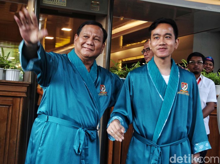 Pasangan capres-cawapres Prabowo Subianto-Gibran Rakabuming Raka telah tiba di RSPAD Gatot Soebroto, Jakarta, Kamis (26/10/2023). Setelah berganti pakaian dengan piyama, keduanya siap menjalani tes kesehatan.