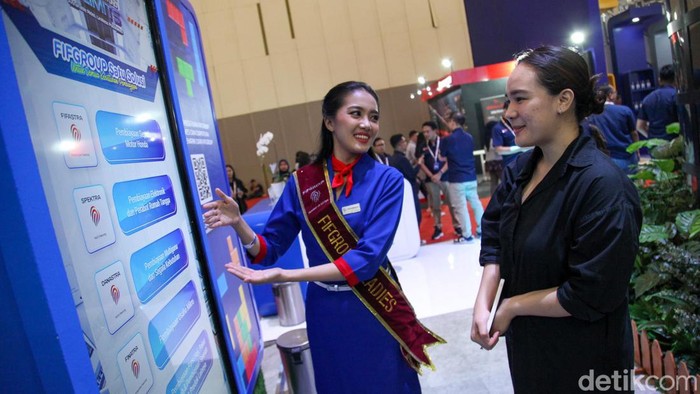 Kehadiran usher menjadi daya tarik tersendiri dalam pameran otomotif. Tidak terkecuali di ajang IMOS+ 2023 yang membuat pengunjung.