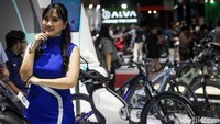 Usher berpose di depan sepeda motor dalam pameran ajang IMOS+ 2023 di ICE BSD, Tangerang. Kehadiran usher menjadi daya tarik tersendiri dalam pameran otomotif.  
