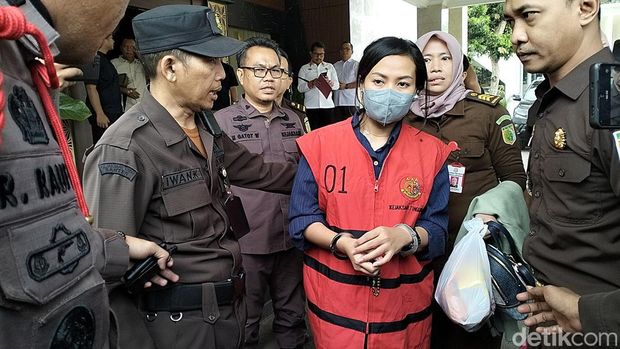 Pasangan suami istri pembobol bank Himbara menggunakan kartu kredit dengan identitas fiktif (Foto: Bahtiar Rifa'i/Detikcom)