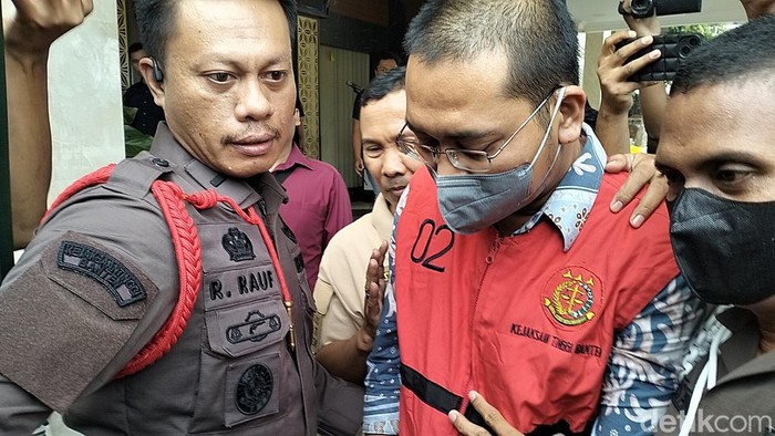 Pasangan suami istri pembobol bank Himbara menggunakan kartu kredit dengan identitas fiktif (Foto: Bahtiar Rifa’i/Detikcom)