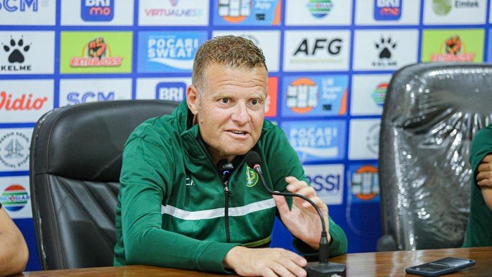 Pelatih Persebaya Josep Gombau