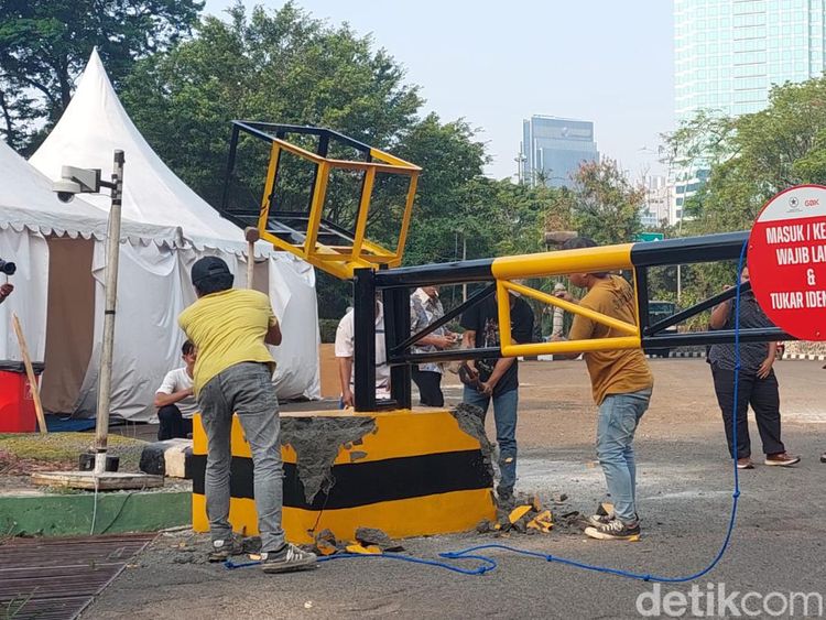 Detik-detik Portal Penghalang Akses Hotel Sultan Dibongkar