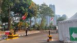 Detik-detik Portal Penghalang Akses Hotel Sultan Dibongkar