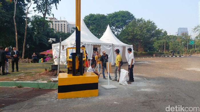 Pembongkaran Portal yang Halangi Akses ke Hotel Sultan Pihak PT Indobuildco membongkar portal yang menghalangi pintu masuk ke Hotel Sultan dari arah Jalan Jenderal Sudirman.