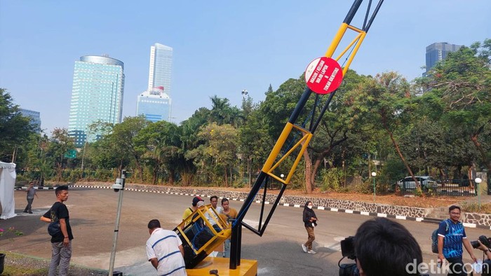 Pihak PT Indobuildco membongkar portal yang menghalangi pintu masuk ke Hotel Sultan dari arah Jalan Jenderal Sudirman.
