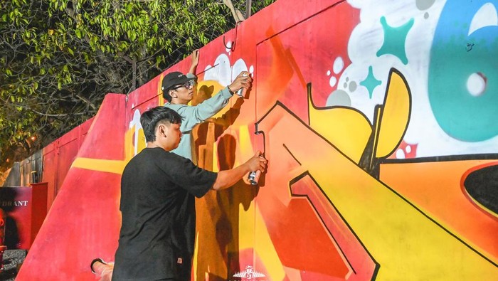 Pembuatan grafiti di Galeri Lokananta, Senin (23/10/2023).