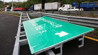 Papan rambu lalu lintas ambruk hingga mengganggu arus lalu lintas. Reuters/Henry Romero.  