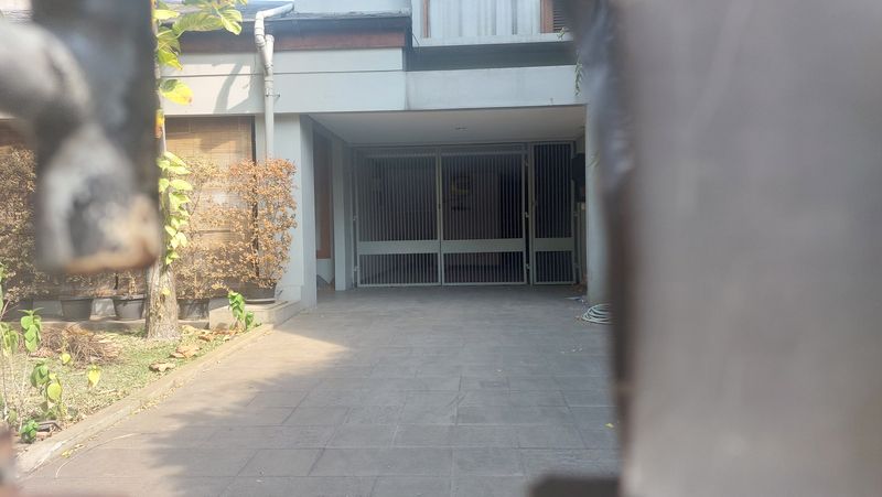 Polisi  menggeledah rumah Ketua KPK Firli Bahuri di kawasan Jakarta Selatan, Kamis (26/10/2023). Penggeledahan terkait dengan kasus dugaan pemerasan oleh pimpinan KPK terhadap mantan Menteri Pertanian (Mentan) Syahrul Yasin Limpo (SYL).
