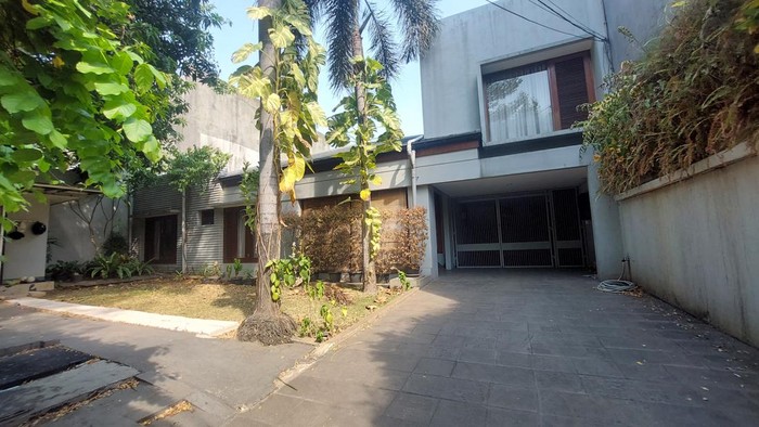 Polisi  menggeledah rumah Ketua KPK Firli Bahuri di kawasan Jakarta Selatan, Kamis (26/10/2023). Penggeledahan terkait dengan kasus dugaan pemerasan oleh pimpinan KPK terhadap mantan Menteri Pertanian (Mentan) Syahrul Yasin Limpo (SYL).