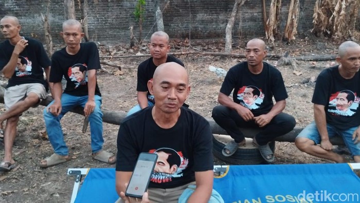 Pendukung Jokowi di Cirebon melakukan aksi gundul kepala