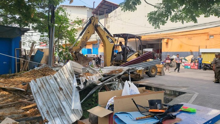Penertiban lapak PKL di Jalan Topaz Raya Makassar.