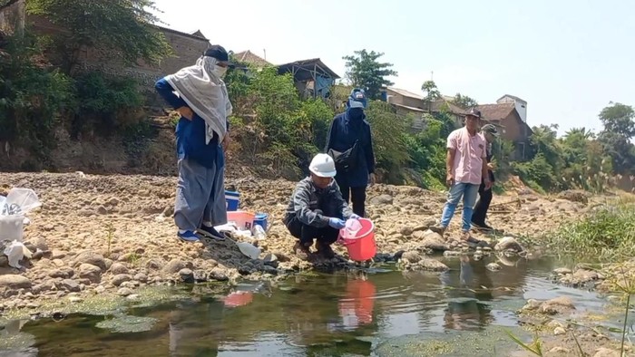 Pengambilan sampel uji laboratorium di Sungai Welang Pasuruan yang diduga tercemar limbah pabrik PT Satoria.