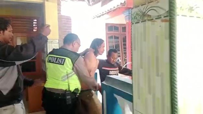Penjual balon di Mojokerto diamuk massa diduga mencabuli siswi SD