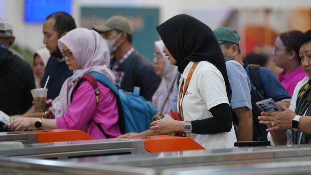 Penumpang Kereta Cepat 'Whoos'