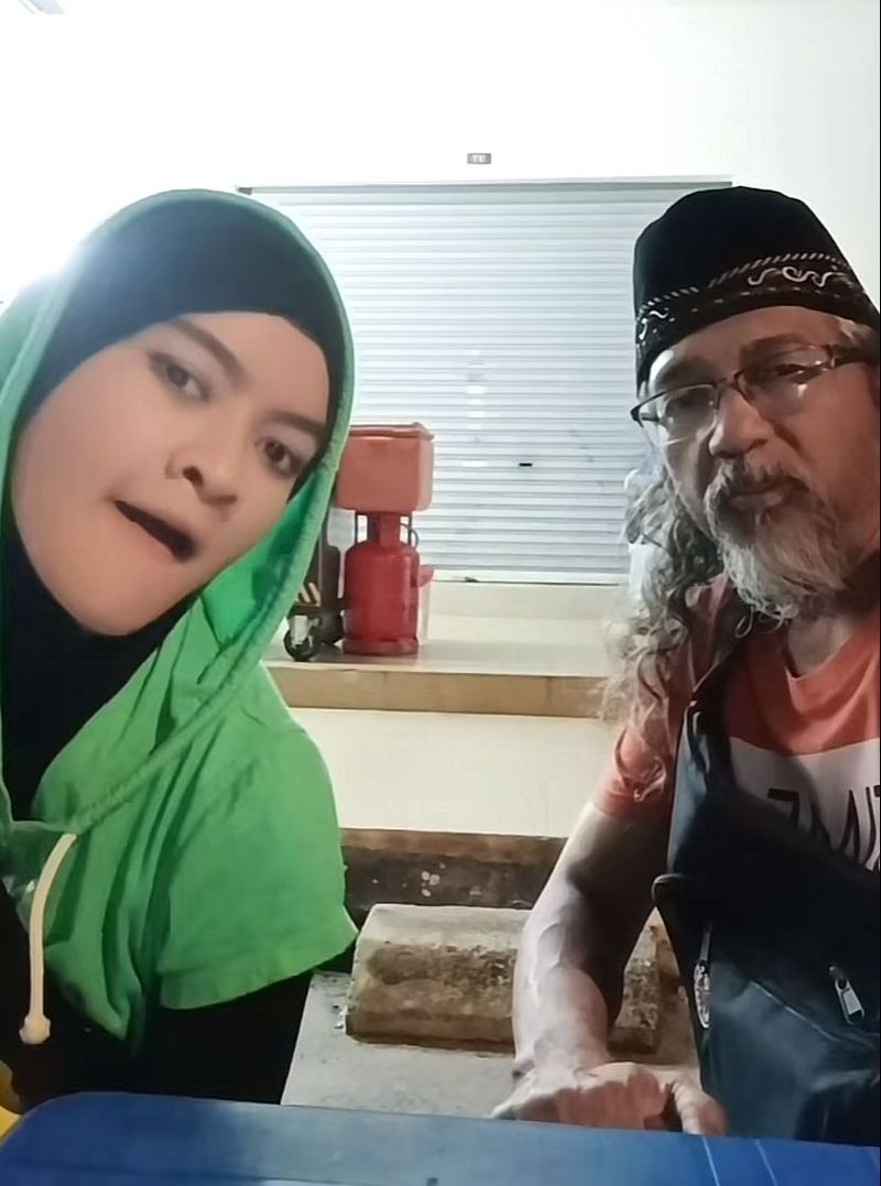 Wanita penyandang disabilitas di Malaysia jualan burger banjir pujian netizen