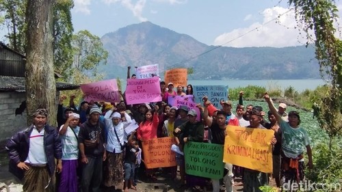 Petani berunjuk rasa di Danau Batur, Bangli, memprotes rencana pembangunan taman hiburan di sana.