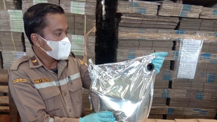 Petugas Barantin di Belawan mengecek kondisi produk santan kelapa untuk ekspor. (Dok Barantin)