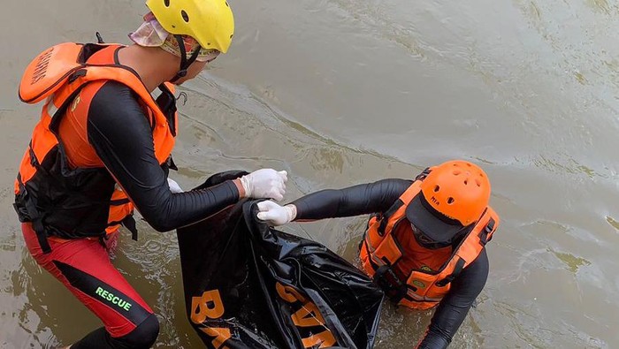 Petugas menemukan korban hanyut di sungai Deli Serdang. (Foto: dok Basarnas Medan).