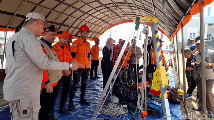 PJ Bupati Brebes memeriksa alat untuk siap siaga bencana, Kamis (26/10/2023).