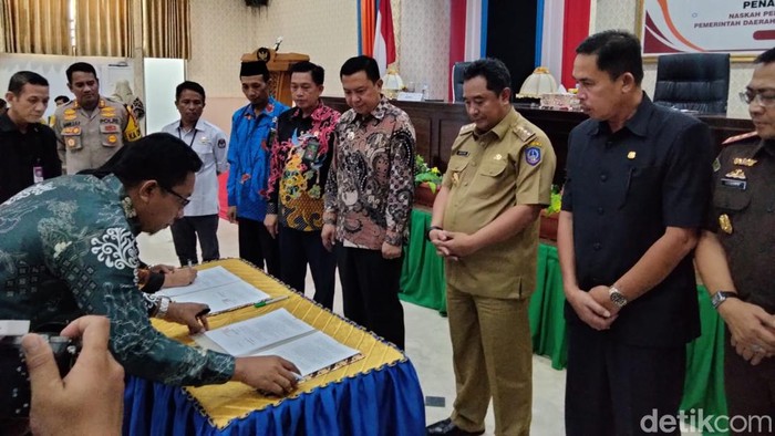 Pj Gubernur Sulsel Bahtiar Baharuddin saksikan penandatanganan NPHD Pemkab Kepulauan Selayar.