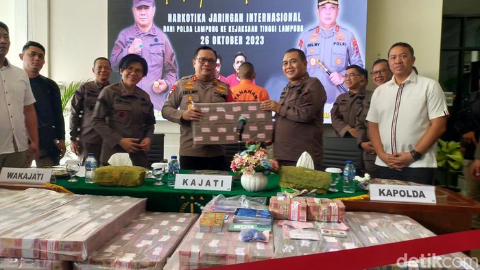 Polda Lampung limpahkan uang hasil TPPU jaringan Fredy Pratama ke Kejati Lampung.