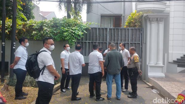Polisi datangi rumah di kawasan Jaksel terkait kasus dugaan pemerasan SYL. (Rumondang/detikcom)