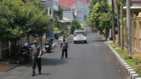 Menurut keterangan Ketua Rukun Warga 19, sebanyak tiga rumah Firly di perumahan tersebut di geledah oleh penyidik Polda Metro Jaya sejak pukul 10.00 WIB. (ANTARA FOTO/Fakhri Hermansyah) 