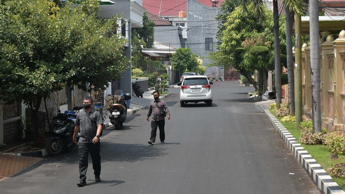 Polisi Geledah Rumah Firli Bahuri di Bekasi dan Jakarta Sejumlah petugas keamanan berjaga di gerbang masuk perumahan Vila Galaxy, salah satu kediaman rumah Ketua KPK Firli Bahuri di Bekasi, Jawa Barat, Kamis (26/10/20223). Menurut keterangan Ketua Rukun Warga 19, sebanyak tiga rumah Firly di perumahan tersebut di geledah oleh penyidik Polda Metro Jaya sejak pukul 10.00 WIB. ANTARA FOTO/ Fakhri Hermansyah/rwa.