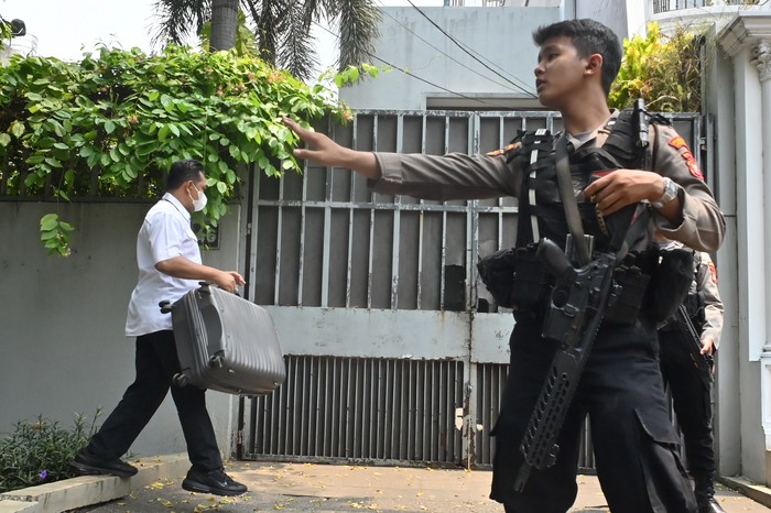 Penyidik Ditreskrimsus Polda Metro Jaya membawa koper ke dalam salah satu kediaman Ketua KPK Firli Bahuri saat penggeledahan di kawasan Jalan Kertanegara, Jakarta, Kamis (26/10/2023). ANTARA FOTO/Aprillio Akbar/rwa.