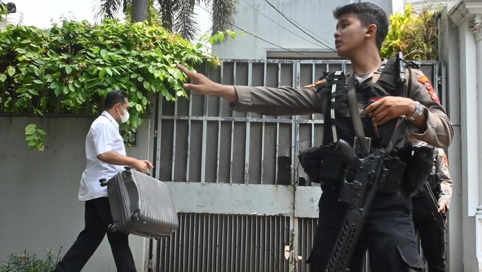 Penyidik Ditreskrimsus Polda Metro Jaya membawa koper ke dalam salah satu kediaman Ketua KPK Firli Bahuri saat penggeledahan di kawasan Jalan Kertanegara, Jakarta, Kamis (26/10/2023). ANTARA FOTO/Aprillio Akbar/rwa.