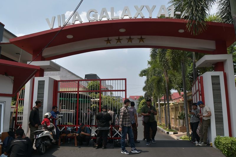 Sejumlah petugas keamanan berjaga di gerbang masuk perumahan Vila Galaxy, salah satu kediaman rumah Ketua KPK Firli Bahuri di Bekasi, Jawa Barat, Kamis (26/10/20223). Menurut keterangan Ketua Rukun Warga 19, sebanyak tiga rumah Firly di perumahan tersebut di geledah oleh penyidik Polda Metro  Jaya sejak pukul 10.00 WIB. ANTARA FOTO/ Fakhri Hermansyah/rwa.