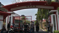 Sejumlah personel Kepolisian berjaga di gerbang masuk perumahan Vila Galaxy, salah satu kediaman rumah Ketua KPK Firli Bahuri di Bekasi, Jawa Barat, Kamis (26/10/20223). (ANTARA FOTO/Fakhri Hermansyah) 
