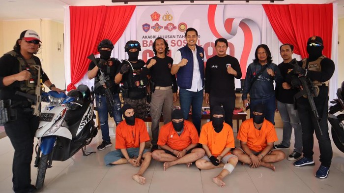 Polres Kutim saat mengamankan 4 residivis kasus pencurian.