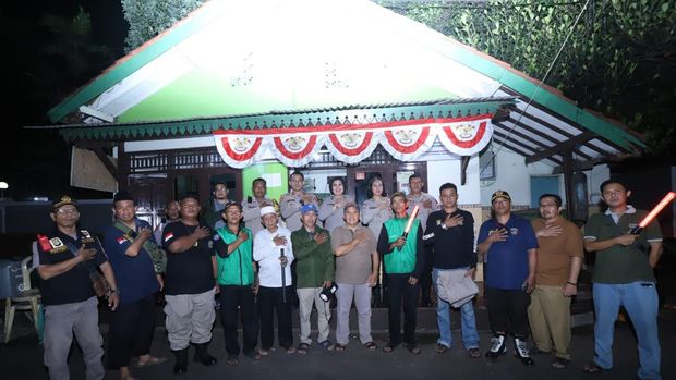 Polsek Mampang Prapatan mengecek siskamling di RW 03 Kelurahan Bangka