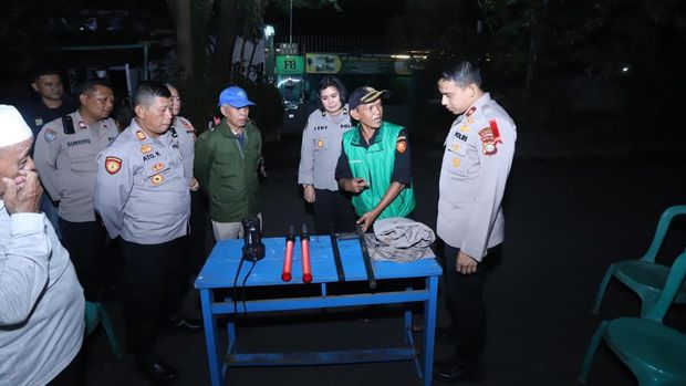 Polsek Mampang Prapatan mengecek siskamling di RW 03 Kelurahan Bangka