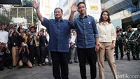 Prabowo-Gibran sempat menyawa awak media sebelum memasuki RSPAD Gatot Subroto  