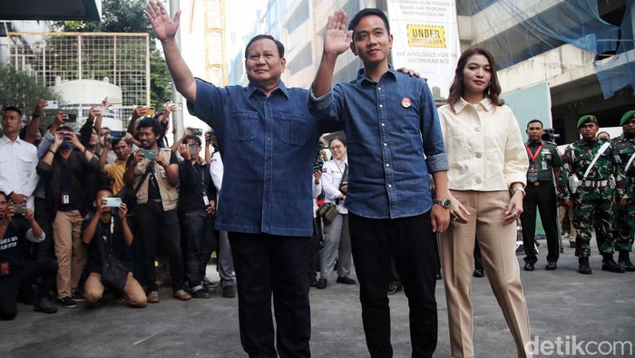 Bakal calon Presiden Prabowo Subianto bersama bakal calon Wakil Presiden Gibran Rakabuming Raka tiba untuk bersiap melakukan tes kesehatan di RSPAD Gatot Soebroto, Senen, Jakarta Pusat, Kamis (26/10/2023). Prabowo Subianto dan Gibran Rakabuming Raka menjadi pasangan ketiga yang melakukan pemeriksaan kesehatan di RSPAD Gatot Soebroto sebagai salah satu syarat bagi bakal Calon Presiden dan Wakil Presiden dalam pemilihan presiden 2024.