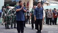 Prabowo dan Gibran kompak mengenakan kemeja berwarna biru jeans.  