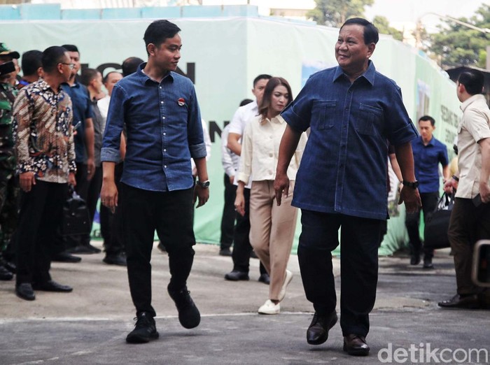 Bakal calon Presiden Prabowo Subianto bersama bakal calon Wakil Presiden Gibran Rakabuming Raka tiba untuk bersiap melakukan tes kesehatan di RSPAD Gatot Soebroto, Senen, Jakarta Pusat, Kamis (26/10/2023). Prabowo Subianto dan Gibran Rakabuming Raka menjadi pasangan ketiga yang melakukan pemeriksaan kesehatan di RSPAD Gatot Soebroto sebagai salah satu syarat bagi bakal Calon Presiden dan Wakil Presiden dalam pemilihan presiden 2024.