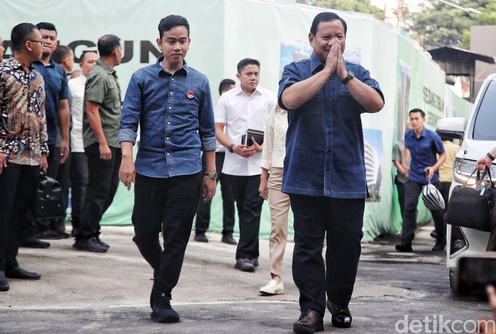 Prabowo-Gibran Tiba di RSPAD Bakal calon Presiden Prabowo Subianto bersama bakal calon Wakil Presiden Gibran Rakabuming Raka tiba untuk bersiap melakukan tes kesehatan di RSPAD Gatot Soebroto, Senen, Jakarta Pusat, Kamis (26/10/2023). Prabowo Subianto dan Gibran Rakabuming Raka menjadi pasangan ketiga yang melakukan pemeriksaan kesehatan di RSPAD Gatot Soebroto sebagai salah satu syarat bagi bakal Calon Presiden dan Wakil Presiden dalam pemilihan presiden 2024.