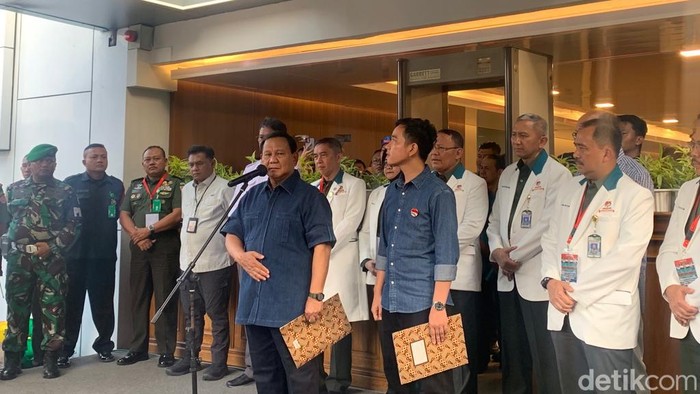 Prabowo Subianto dan Gibran Rakabuming selesai tes kesehatan di RSPAD. (Mulia Budi/detikcom)