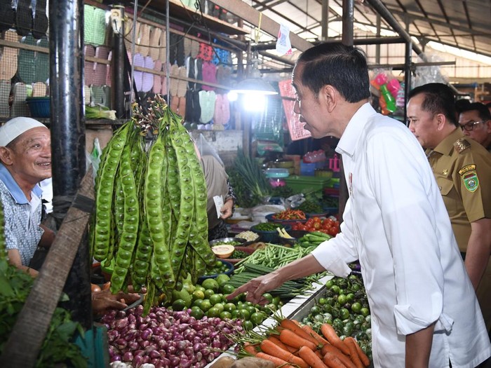 Presiden Jokowi melakukan kunjungan ke Pasar Sekip Palembang