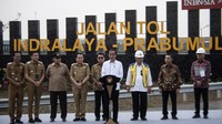 Presiden Joko Widodo (keempat kanan) menyampaikan pidato didampingi Menteri PUPR Basuki Hadimuljono (ketiga kanan), Kepala Staff Kantor Presiden Moeldoko (kelima kiri), Anggota DPR RI Komisi V Edi Santana Putra (Ketiga kiri) dan Ishak Mekki (keduan kanan), Penjabat (Pj) Gubernur Sumatera Selatan Agus Fatoni (keempat kiri), Bupati Ogan Ilir (OI) Panca Wijaya Akbar (kedua kiri), Penjabat Wali Kota Prabumulih Elman (kiri) saat meresmikan Jalan Tol Trans Sumatera (JTTS) ruas simpang Indralaya-Muara Enim seksi simpang Indralaya-Prabumulih di Indralaya, Ogan Ilir (OI), Sumatera Selatan, Kamis (26/10/2023).  