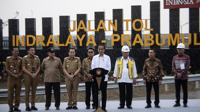 Presiden Joko Widodo (keempat kanan) menyampaikan pidato didampingi Menteri PUPR Basuki Hadimuljono (ketiga kanan), Kepala Staff Kantor Presiden Moeldoko (kelima kiri), Anggota DPR  RI Komisi V Edi Santana Putra (Ketiga kiri) dan Ishak Mekki (keduan kanan), Penjabat (Pj) Gubernur Sumatera Selatan Agus Fatoni (keempat kiri), Bupati Ogan Ilir (OI) Panca Wijaya Akbar (kedua kiri), Penjabat Wali Kota Prabumulih Elman (kiri) saat meresmikan  Jalan Tol Trans Sumatera (JTTS) ruas simpang Indralaya-Muara Enim seksi simpang Indralaya-Prabumulih di Indralaya, Ogan Ilir (OI), Sumatera Selatan, Kamis (26/10/2023). Presiden meresmikan  JTTS ruas simpang Indralaya-Muara Enim seksi simpang Indralaya-Prabumulih sepanjang 63,5 km dan telah beroperasi sejak (30/8/2023).  ANTARA FOTO/Nova Wahyudi