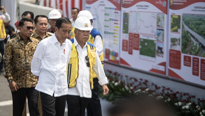 Presiden Joko Widodo (keempat kanan) menyampaikan pidato didampingi Menteri PUPR Basuki Hadimuljono (ketiga kanan), Kepala Staff Kantor Presiden Moeldoko (kelima kiri), Anggota DPR  RI Komisi V Edi Santana Putra (Ketiga kiri) dan Ishak Mekki (keduan kanan), Penjabat (Pj) Gubernur Sumatera Selatan Agus Fatoni (keempat kiri), Bupati Ogan Ilir (OI) Panca Wijaya Akbar (kedua kiri), Penjabat Wali Kota Prabumulih Elman (kiri) saat meresmikan  Jalan Tol Trans Sumatera (JTTS) ruas simpang Indralaya-Muara Enim seksi simpang Indralaya-Prabumulih di Indralaya, Ogan Ilir (OI), Sumatera Selatan, Kamis (26/10/2023). Presiden meresmikan  JTTS ruas simpang Indralaya-Muara Enim seksi simpang Indralaya-Prabumulih sepanjang 63,5 km dan telah beroperasi sejak (30/8/2023).  ANTARA FOTO/Nova Wahyudi