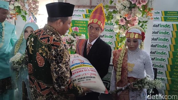 Prosesi nikah massal unik di Kulon Progo, Kamis (26/10/2023).