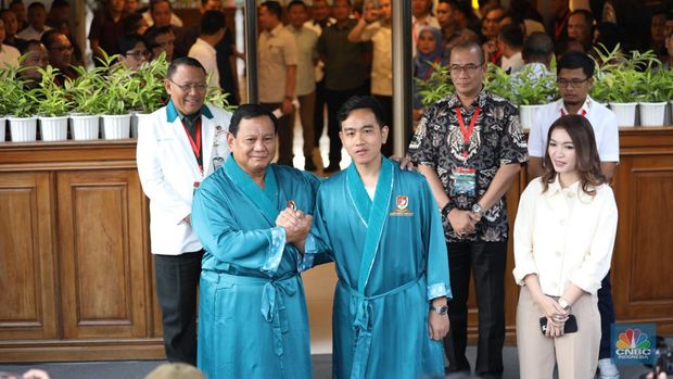 Pasangan bakal capres-cawapres Prabowo Subianto dan Gibran Rakabuming Raka bersiap untuk menjalani tes kesehatan di RSPAD Gatot Soebroto, Jakarta, Kamis (26/10/2023). (CNBC Indonesia/Tri Susilo)