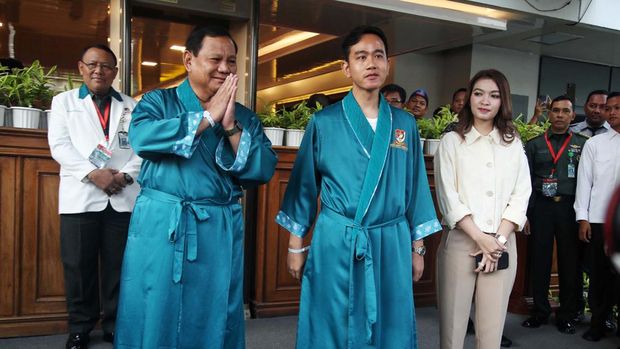 Psangan Prabowo Subianto-Gibran yang didampingi istrinya, Selvi Ananda (kanan) di RSPAD Gatot Soebroto, Jakarta, Kamis (26/10/20203). (Pradita Utama/detikcom)