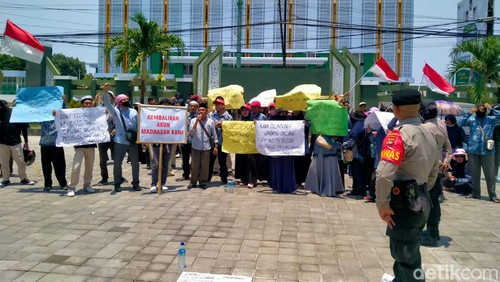 Puluhan guru madrasah saat menggelar aksi di depan Kantor Kemenag NTB pada Kamis (26/10/2023). (Helmy Akbar / detikBali)
